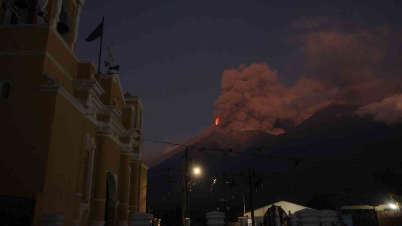 Guatemala’daki Fuego Yanardağı’nda Patlama Meydana Geldi