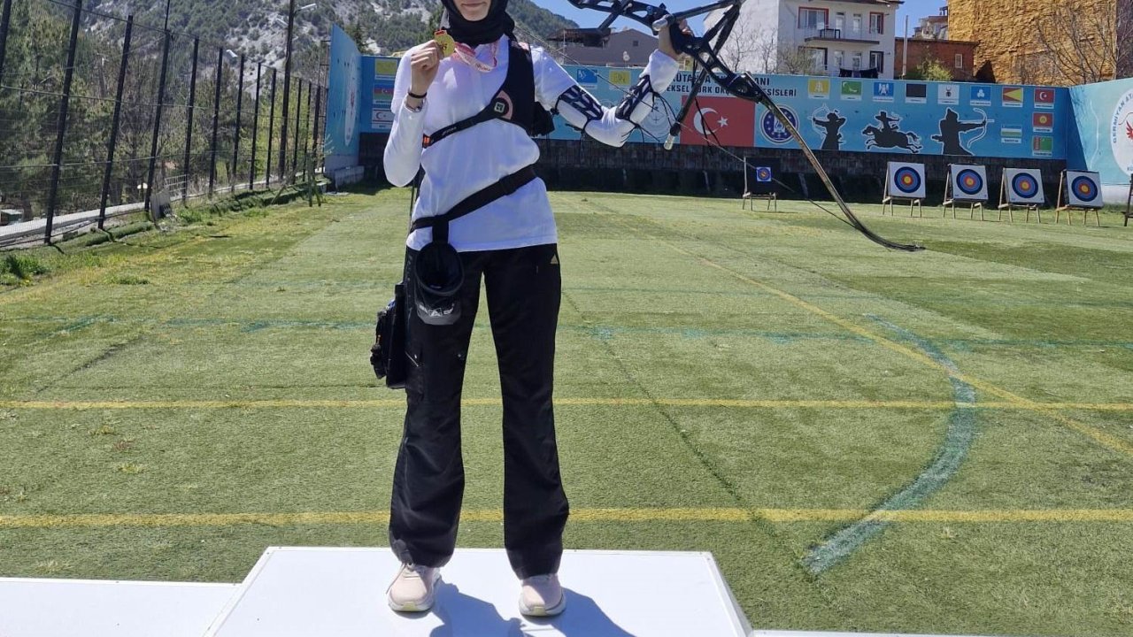 Kütahya Nafi Güral Fen Lisesi Öğrencisi Fatıma Zehra Öz Okçulukta İl Birincisi