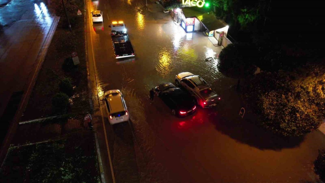 Adana’da Sağanak Yağış Yolları Su Altında Bıraktı