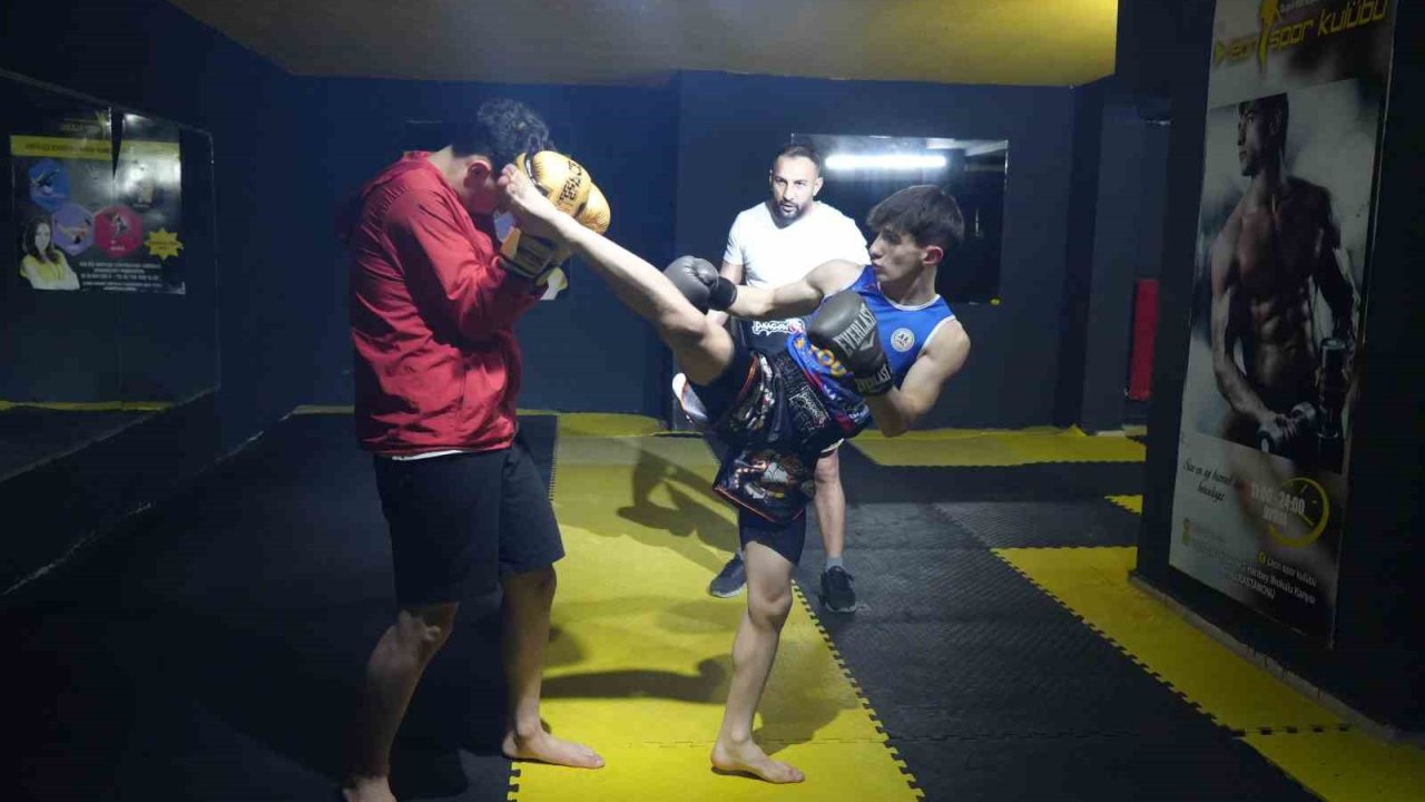 Hamza Eren Göksu, Hem Wushu Hem De Muay Thaide Dünya Şampiyonluğu İçin Ter Döküyor