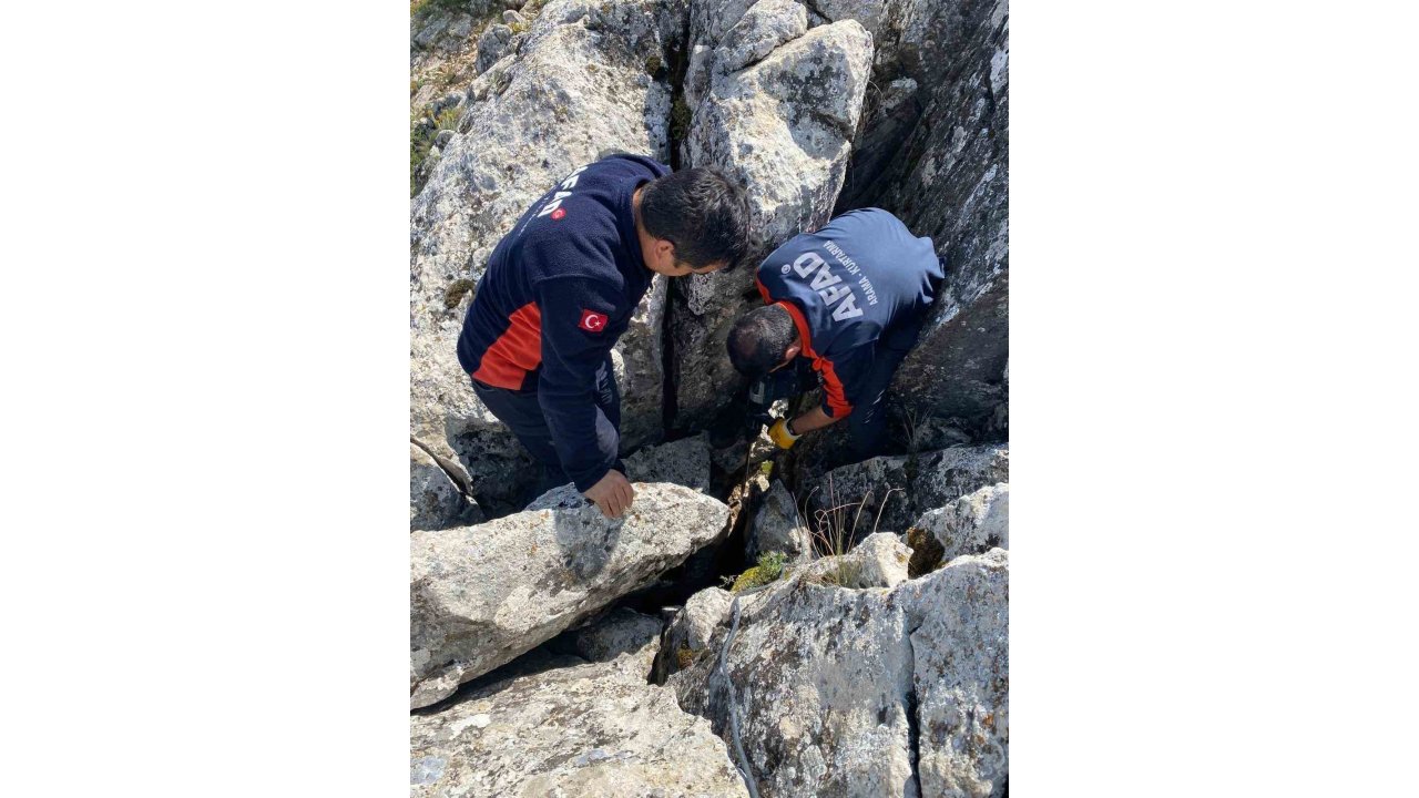 Burdur’da Kayalıklar Arasında Sıkışan Keçi Kurtarıldı