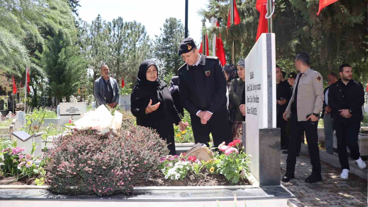Şehit Uzman Jandarma Mustafa Uğurelli Kabri Başında Dualarla Anıldı