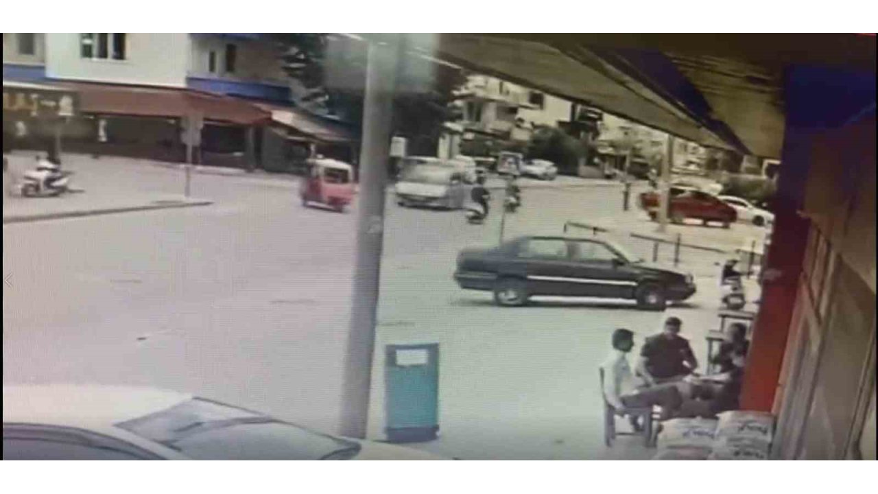 Antalya’da Motosiklet İle Hafif Ticari Araç Çarpıştı: Kaza Anı Kamerada